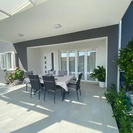 Holiday House Canis Zuljana Exterior photo
